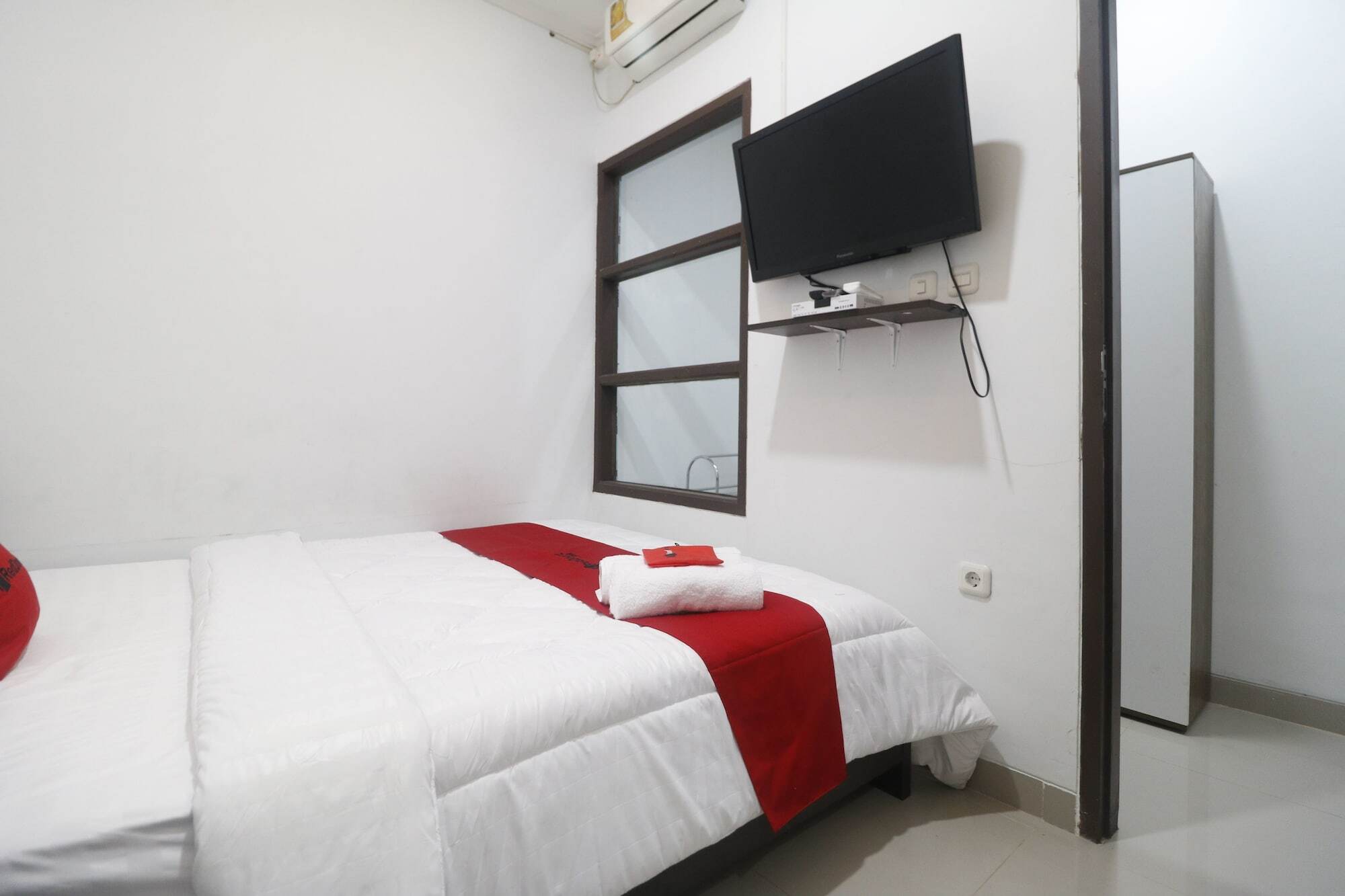 Hotel Reddoorz @ Limo Depok Exterior foto